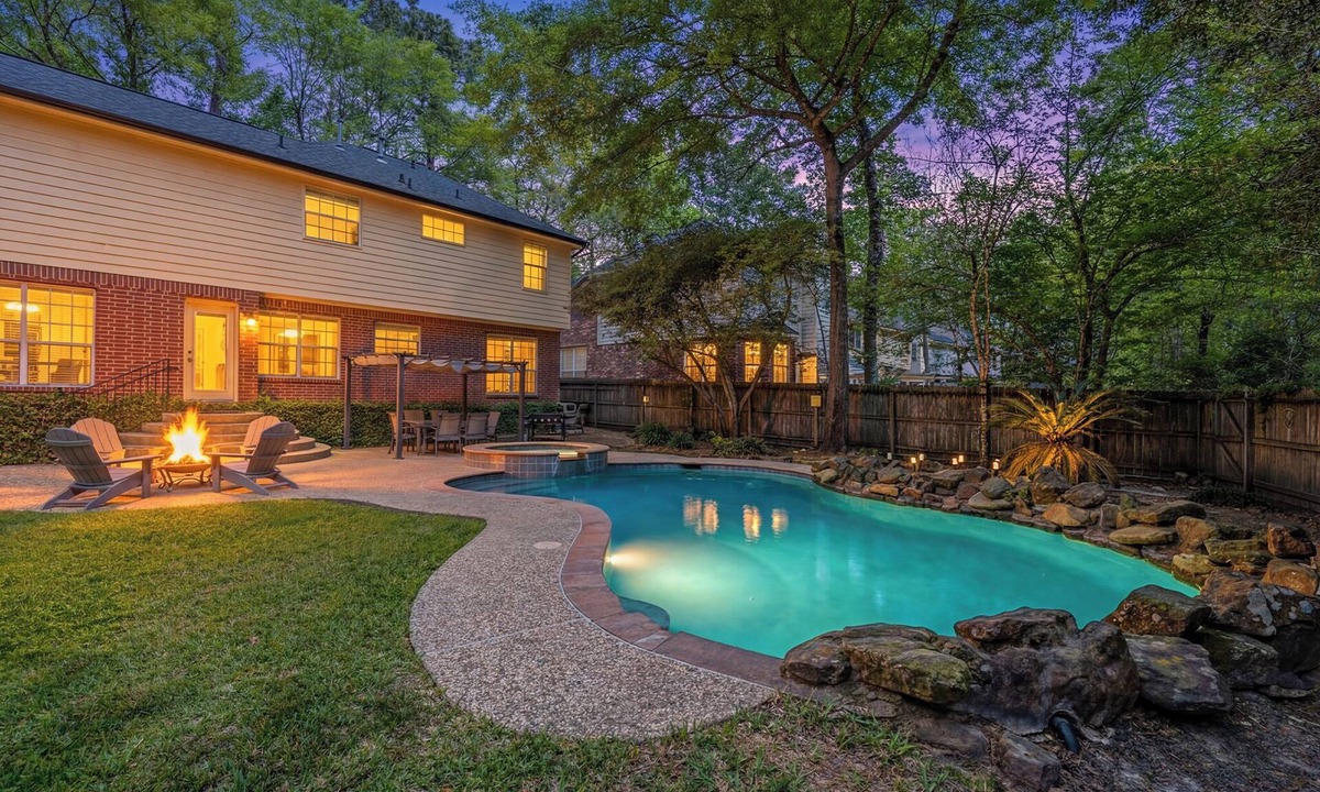 Panther Creek House | Resort-Style Pool + Spa + BBQ. Spacious 4 bdr Home @The Woodlands