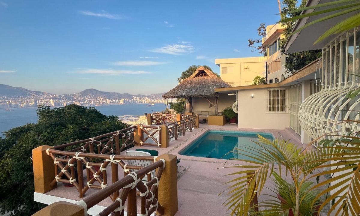 Caleta Villa | Resting villa overlooking Acapulco Bay