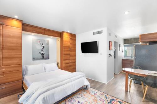 Roosevelt Apartment | Retro-Modern Hideout in DTPH Pool & Parking