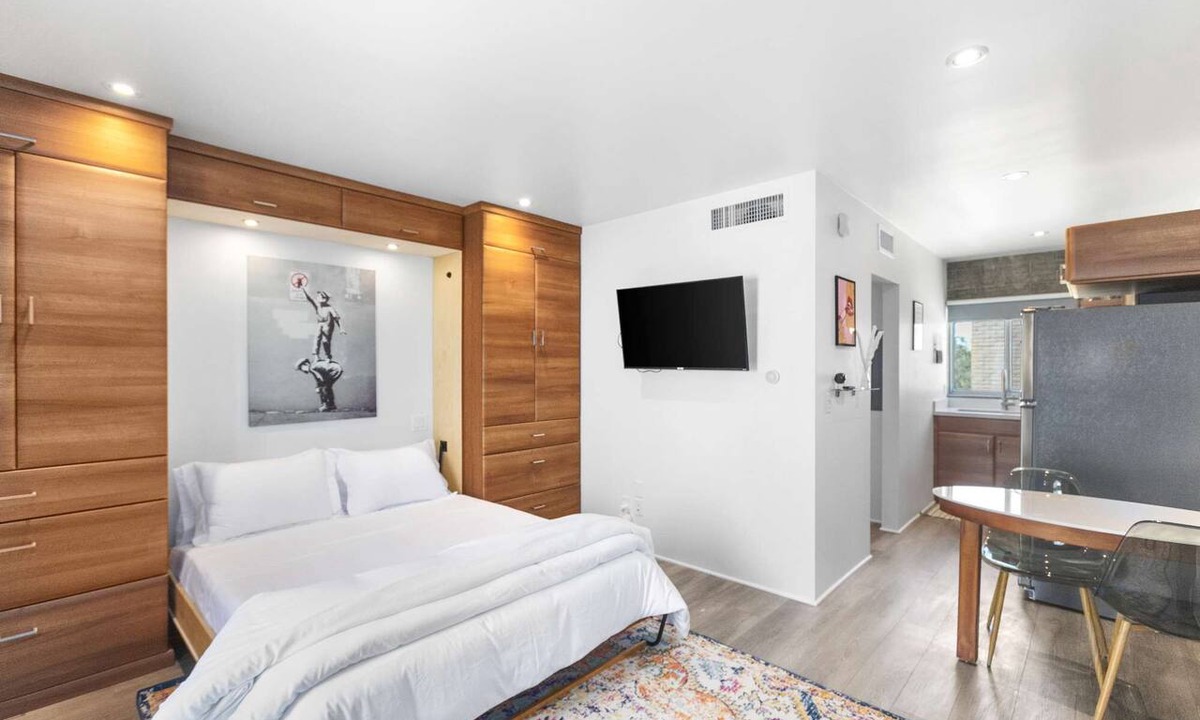 Roosevelt Condo | Retro-Modern Hideout in DTPH – Walkable + Pool
