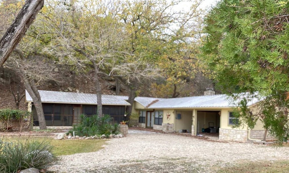 Hunt House | River access house! 3/2 and ping pong barn