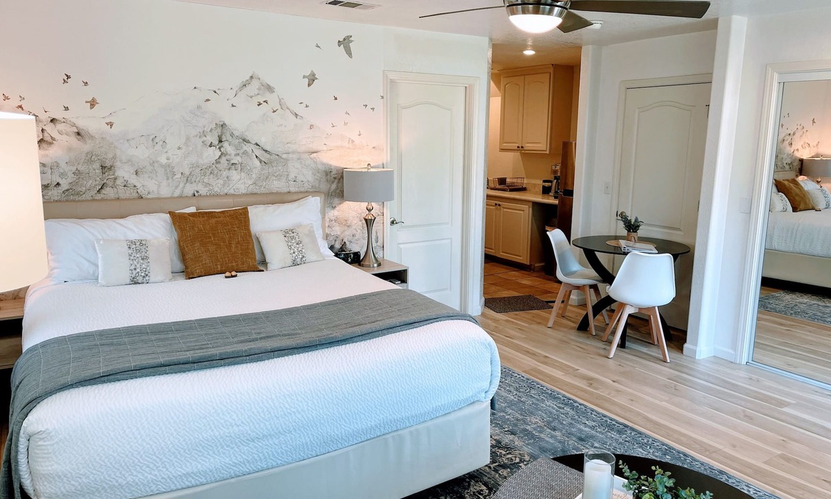 Lake Redding Apartment | River Retreat Luxury King Studio with Jacuzzi bath, walkers paradise,near river.