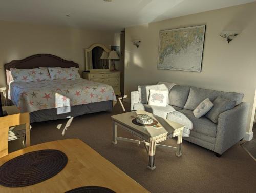 Edgecomb Apartment | Riverfront 2nd floor with balcony Sheepscot Harbour Vacation Club Studio #210