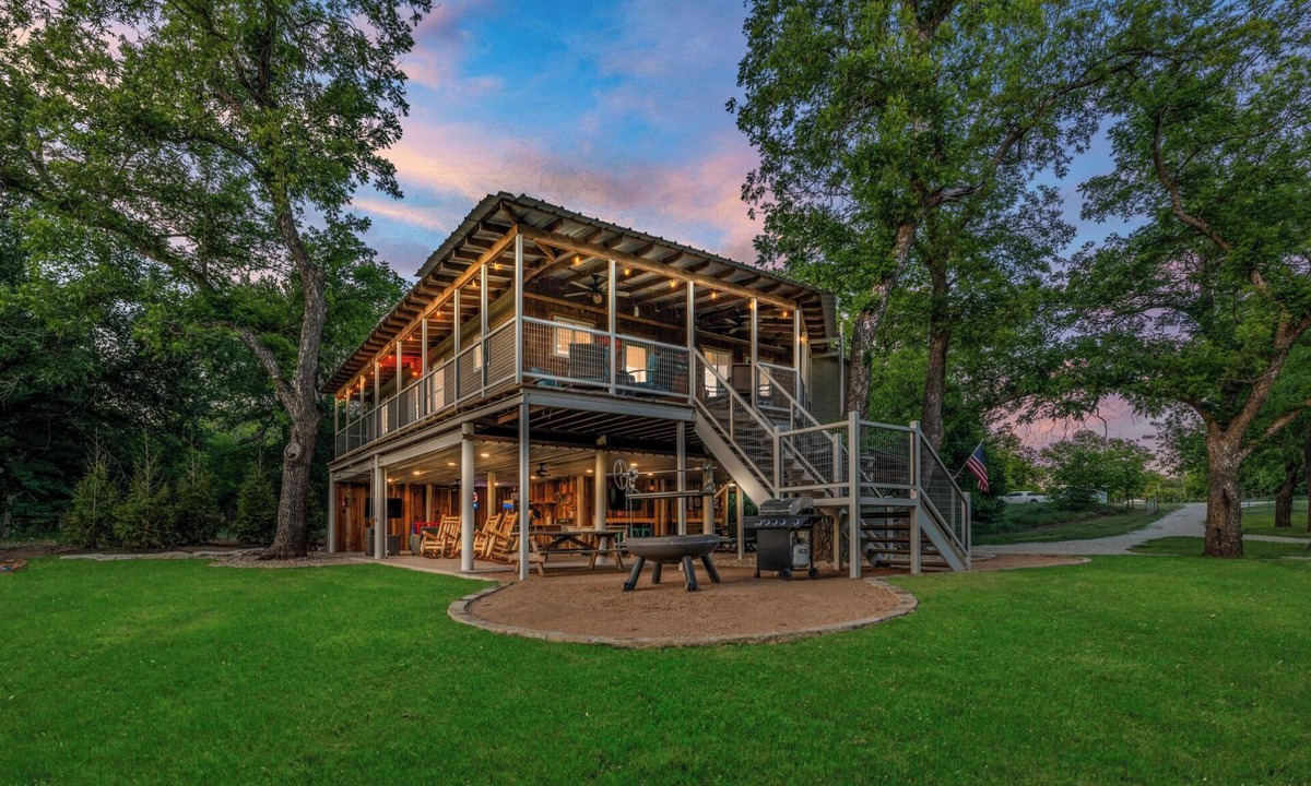 Dennis House | Riverfront highend getaway in Brock/Weatherford, TX Lazy Bend River Ranch.