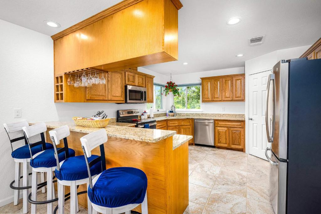 Seguin House | Riverfront Private Deck Family Games Wurstfest Fun