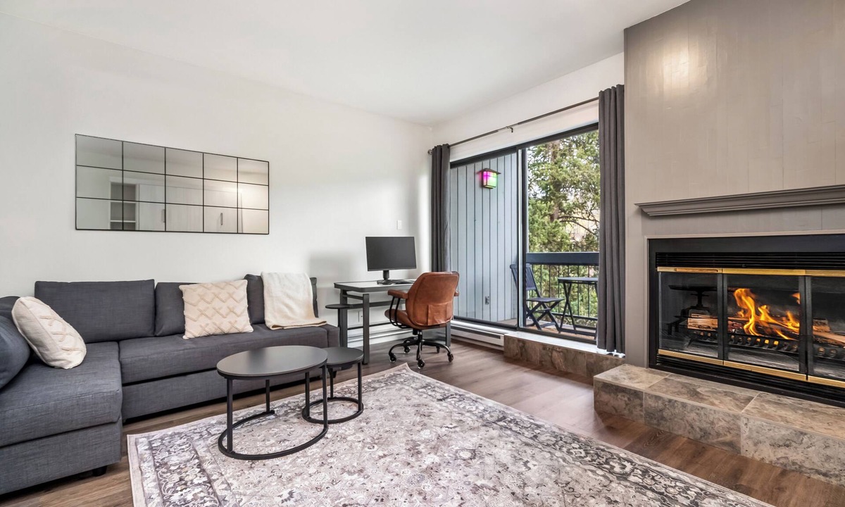 Eagle-Vail Apartment | RiverSide Updated Beauty-Hot Tubs & Summer Pool