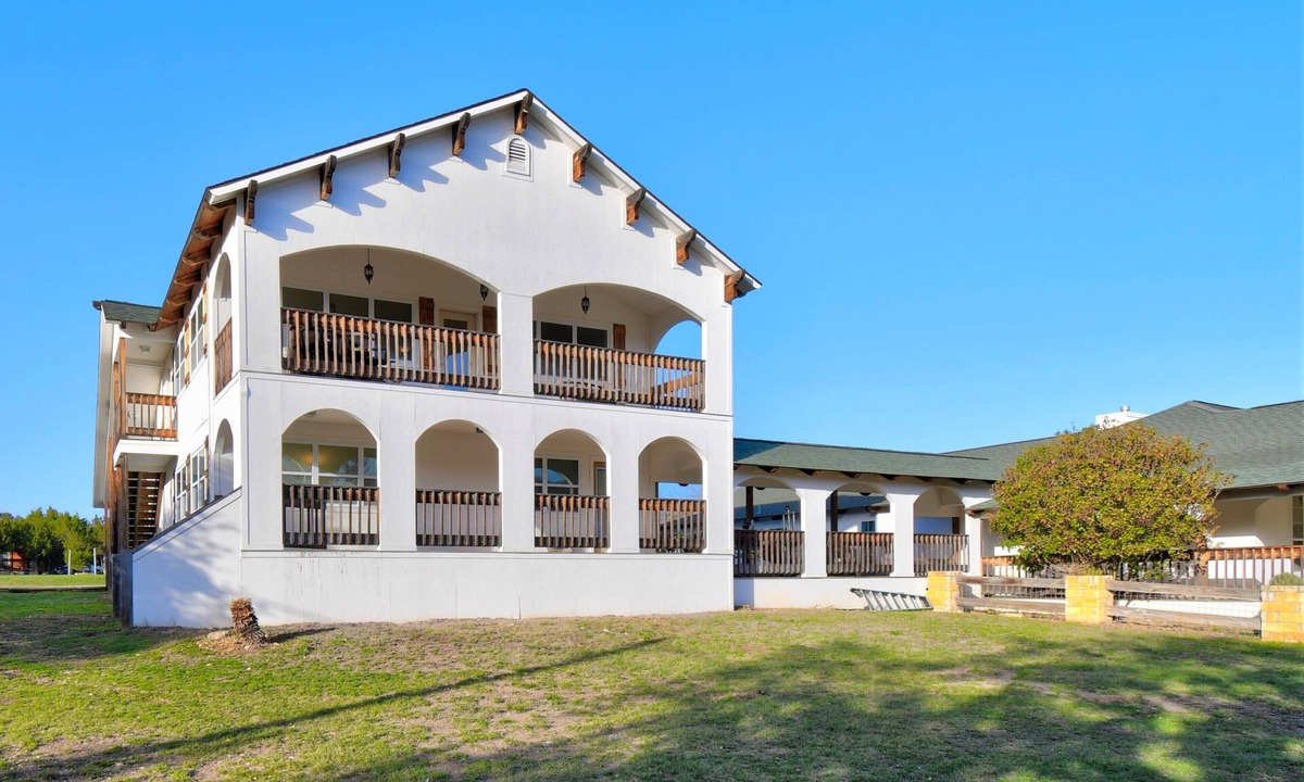 Ingram House | Riverview Lower, 2BR/1BA, Balcony, Sleeps 6