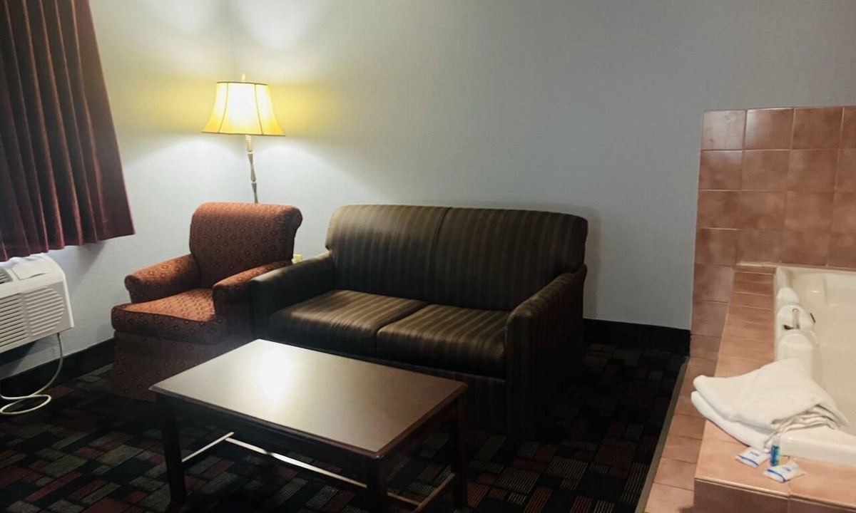 Whitehall Hotel | Rodeway Inn Whitehall