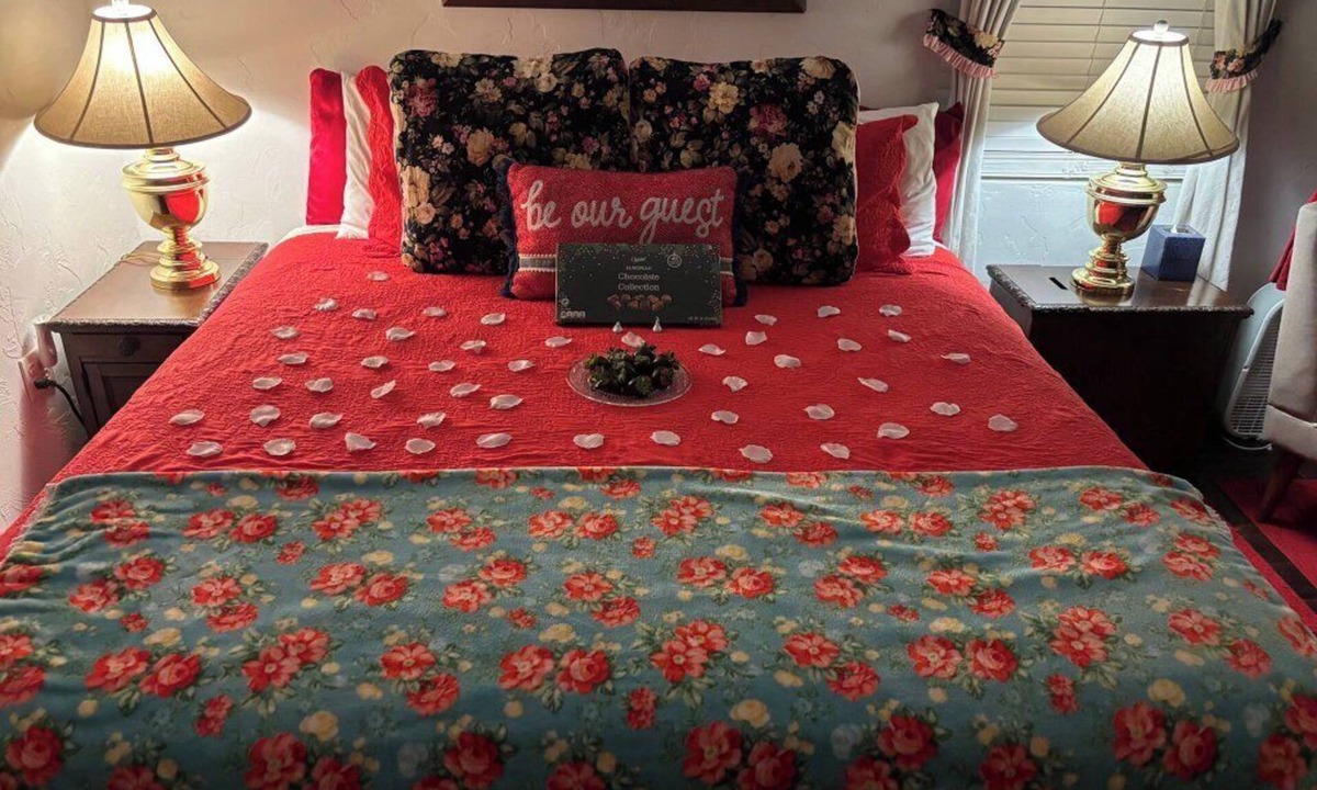 Guthrie Cottage | Romantic bed breakfast cottage with full kitchen jacuzzi tub OSU Football Lazy E
