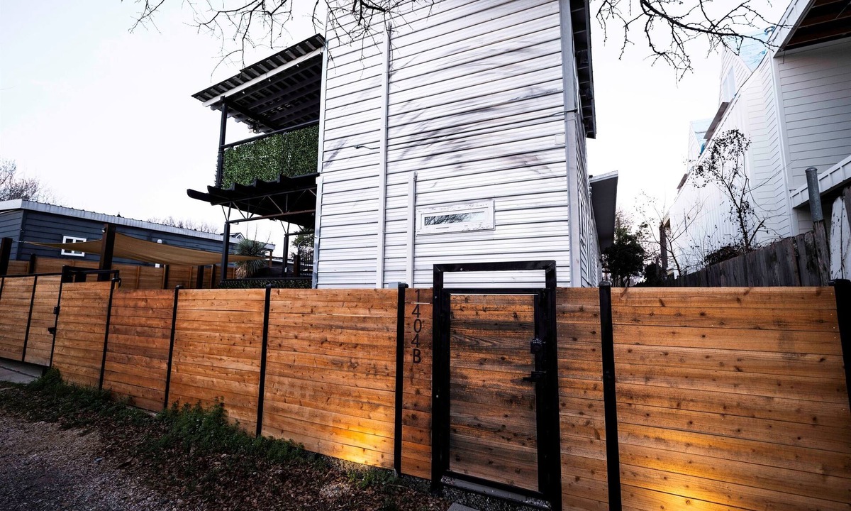 Chestnut Apartment | Rooftop Modern Movie House ❤️ East Austin Studio | Free Parking | Near Downtown