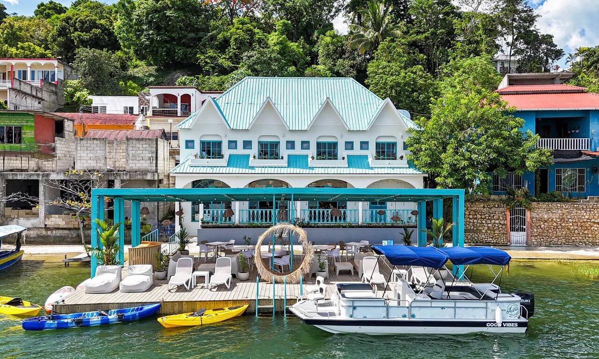 Flores Apartment | Room for 6 people with lake front balcony