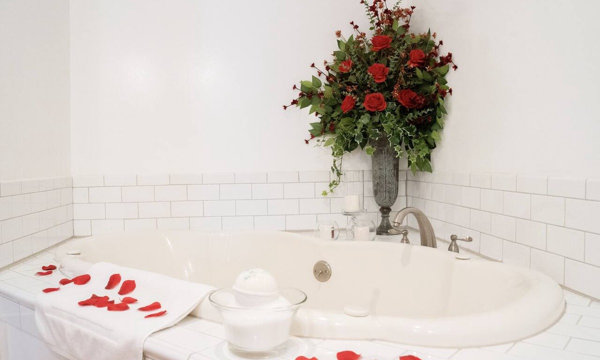 Gardner Cottage | Rose Tranquility Cottage -Jetted Tub-Balcony