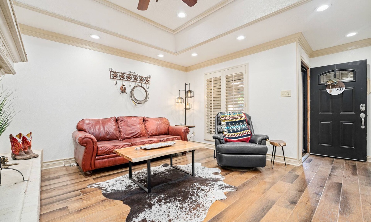 Raintree House | Rustic Getaway with DOG RUN
