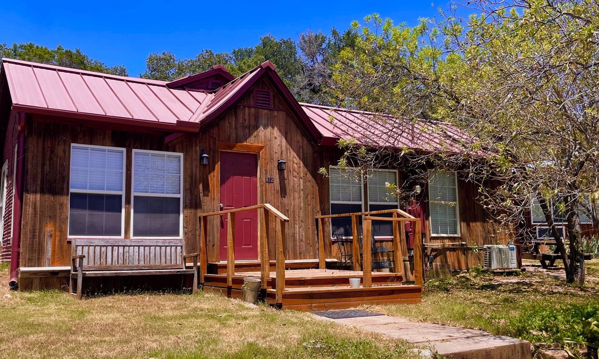 Mineral Wells Cabin | Rustic Hillside Cabin near Mineral Wells - 2 bedrooms, Brazos River Access