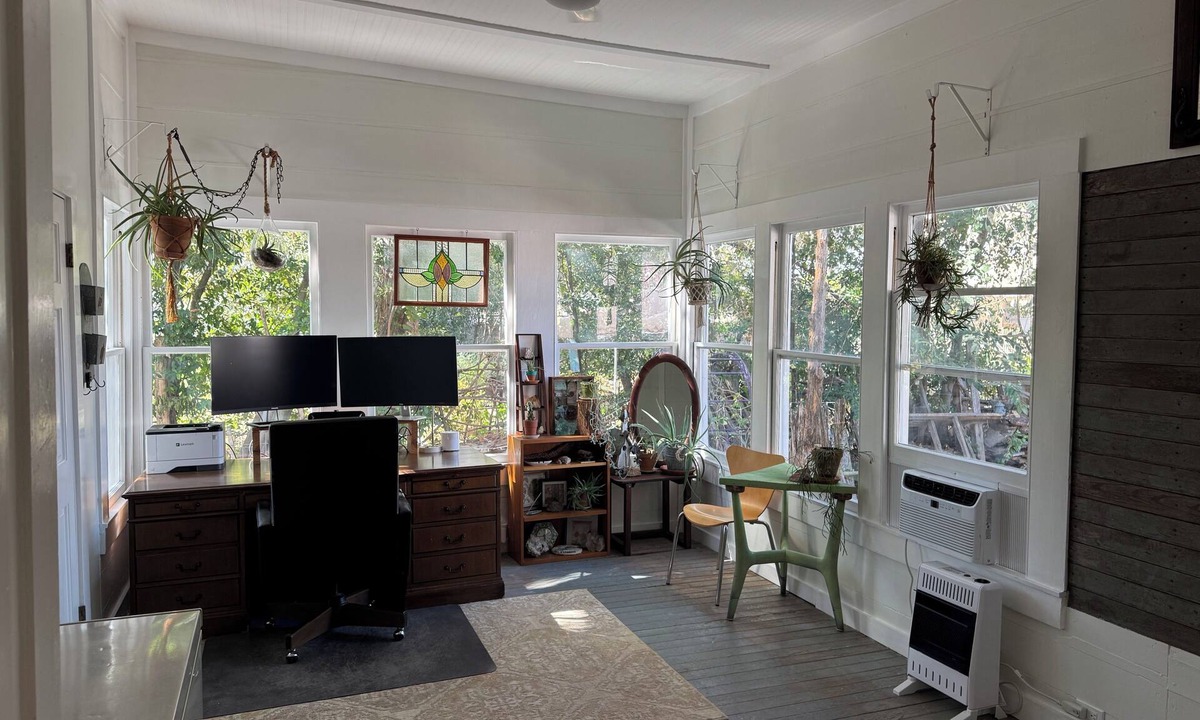 Smithville House | Rustic modern farmhouse 3-bedroom pet friendly house in charming Smithville