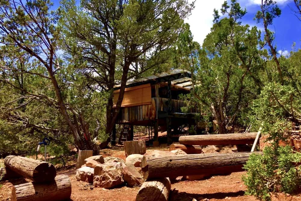 Zuzax Cabin | Rustic Tree House Rental with a Fire Pit in Bernalillo County, New Mexico