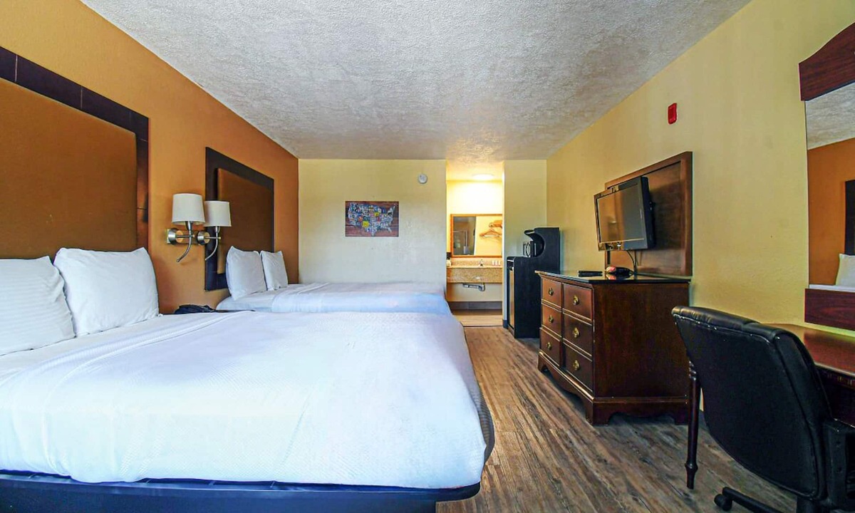 Shenandoah Hotel | Scottish Inns & Suites Shenandoah Woodlands Mall, Two Queen Room, Free Parking