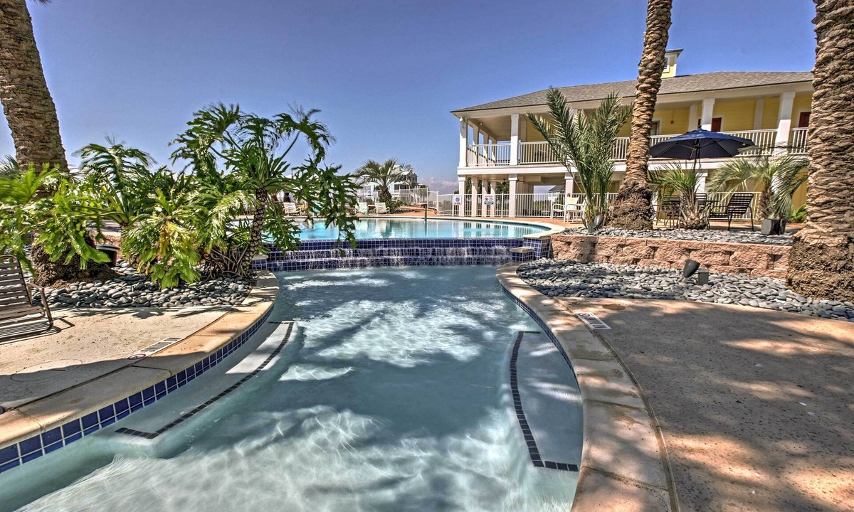 Galveston Cottage | 'seas The Day:' Home w/Pool Access in Galveston