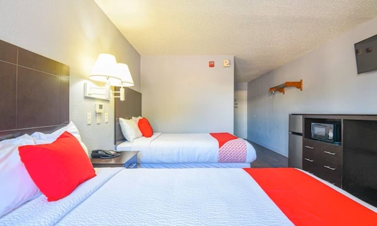 Irving Hotel | Seasonal Pool | 3 Affordable Rooms Near Irving Arts Center Exhibits