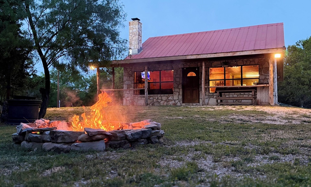 Sabinal Cabin | Secluded cabin on 15 ac. teeming with wildlife, .4 mile from 7 Bluffs crossing.