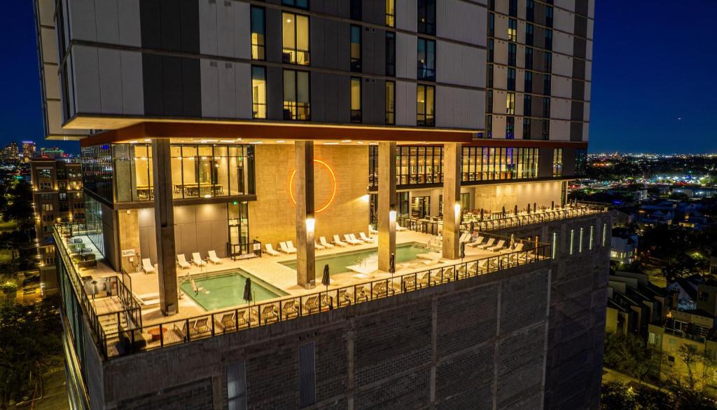 South Central Houston Hotel | Sentral Forme Houston