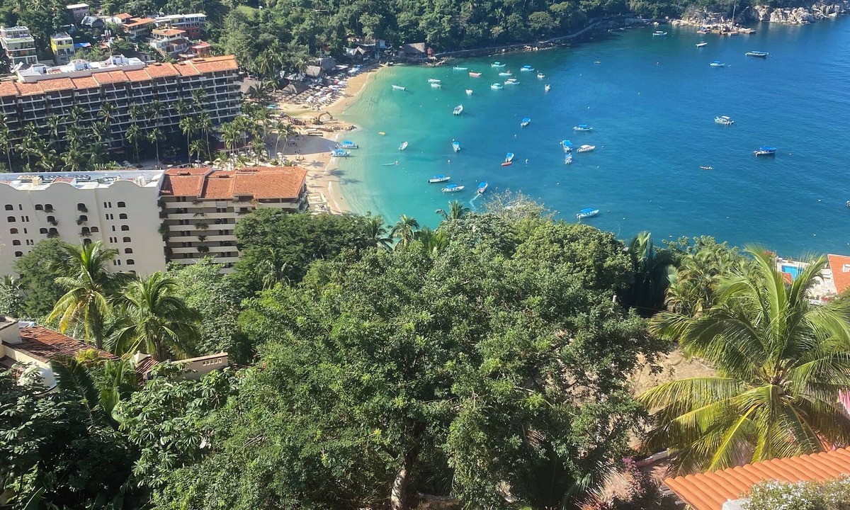 South Shore Hotel Area Condo | Showstopper 3-bedroom condo with AC & WiFi with phenomenal Mismaloya Bay views