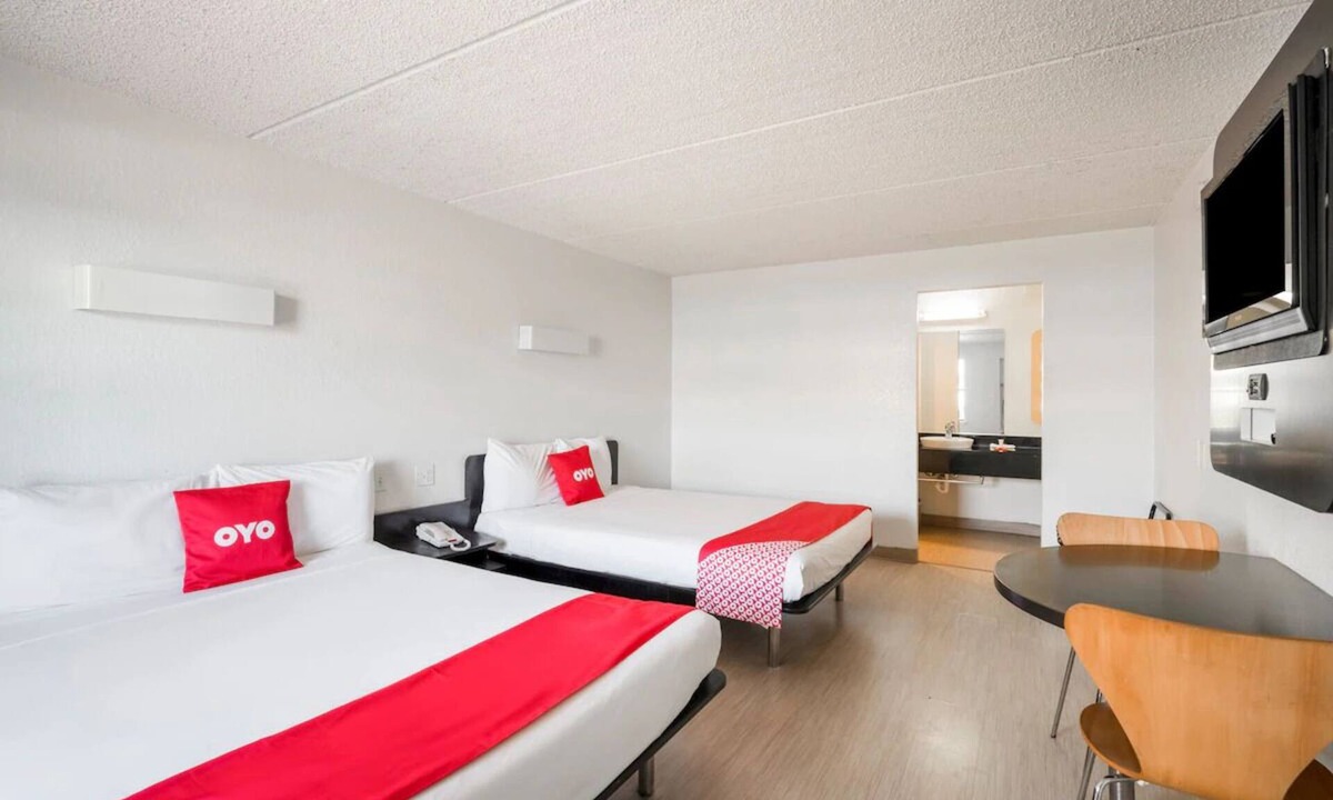 Energy Corridor Hotel | Simple & Convenient Stay Near Market Square Fun & Memorial Park l 2 Rooms