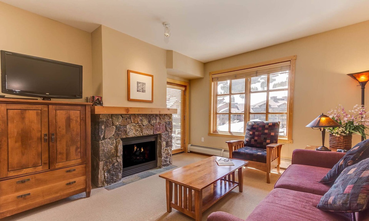 Copper Mountain Village Condo | Ski mountain views, hot tubs and small heated pool! Free Parking and Wifi