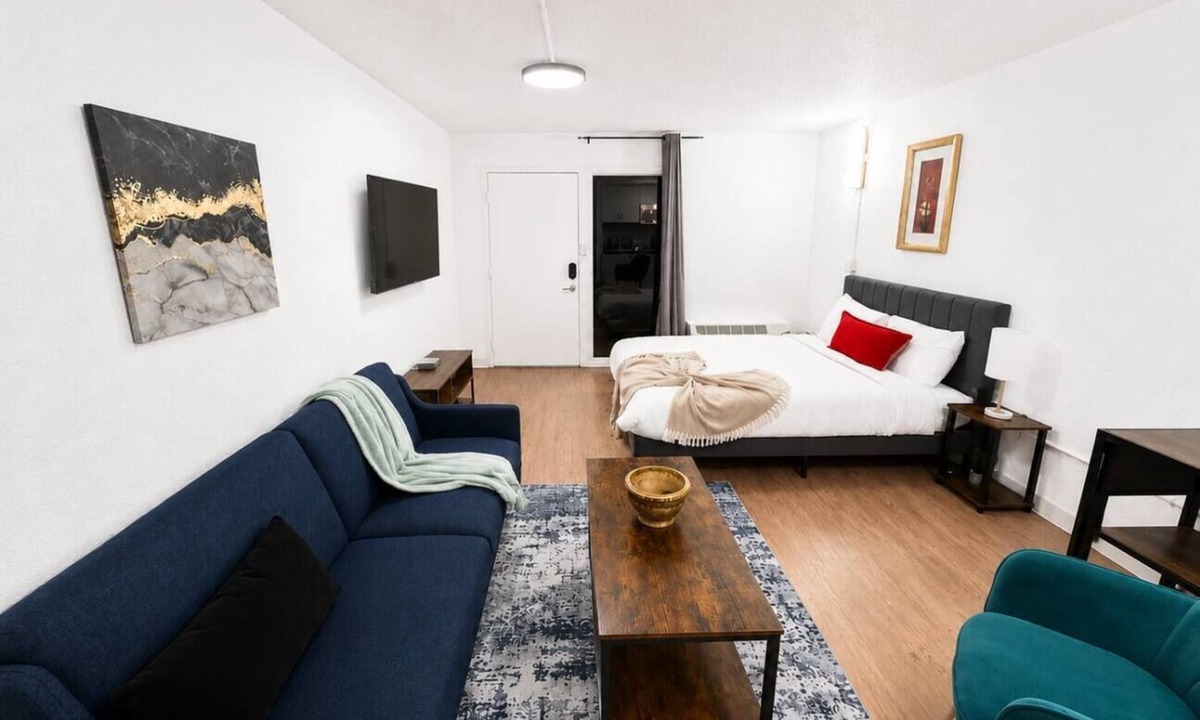 St. Johns Apartment | Sleepover | Fresh Studio + Gym - Austin TX