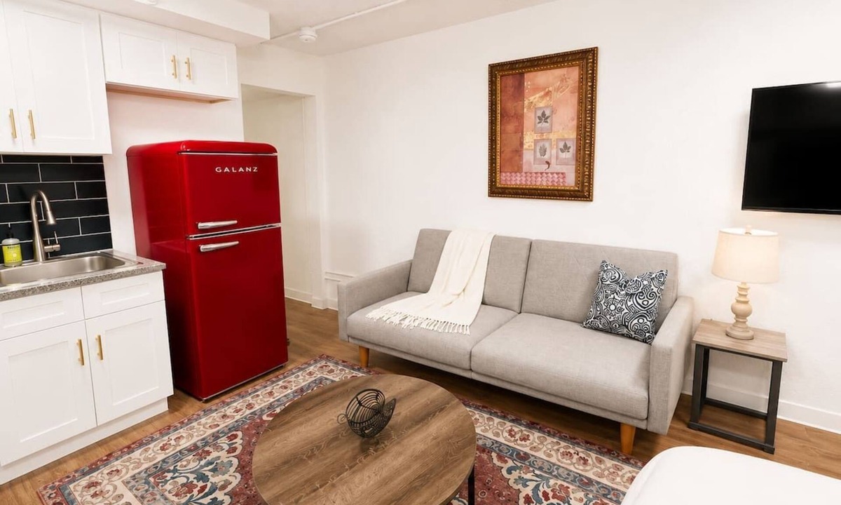 St. Johns Apartment | Sleepover | Inviting Studio + Gym - Austin TX