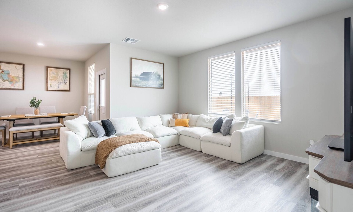 Odessa House | Sleeps 10 - New Build - Arcade Games + Fire Pit