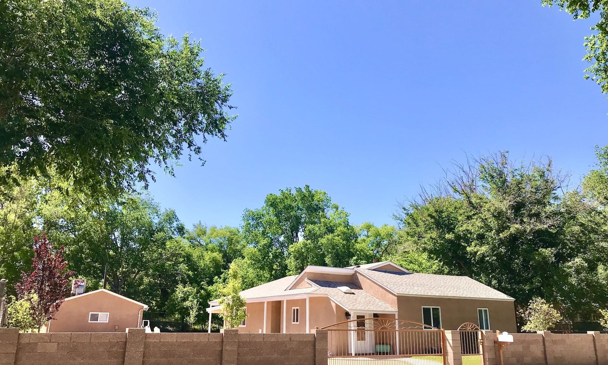 Alamedan Valley House | Spacious Family Retreat 4brm Sleeps 10 Parkside Quiet Los Ranchos Oasis