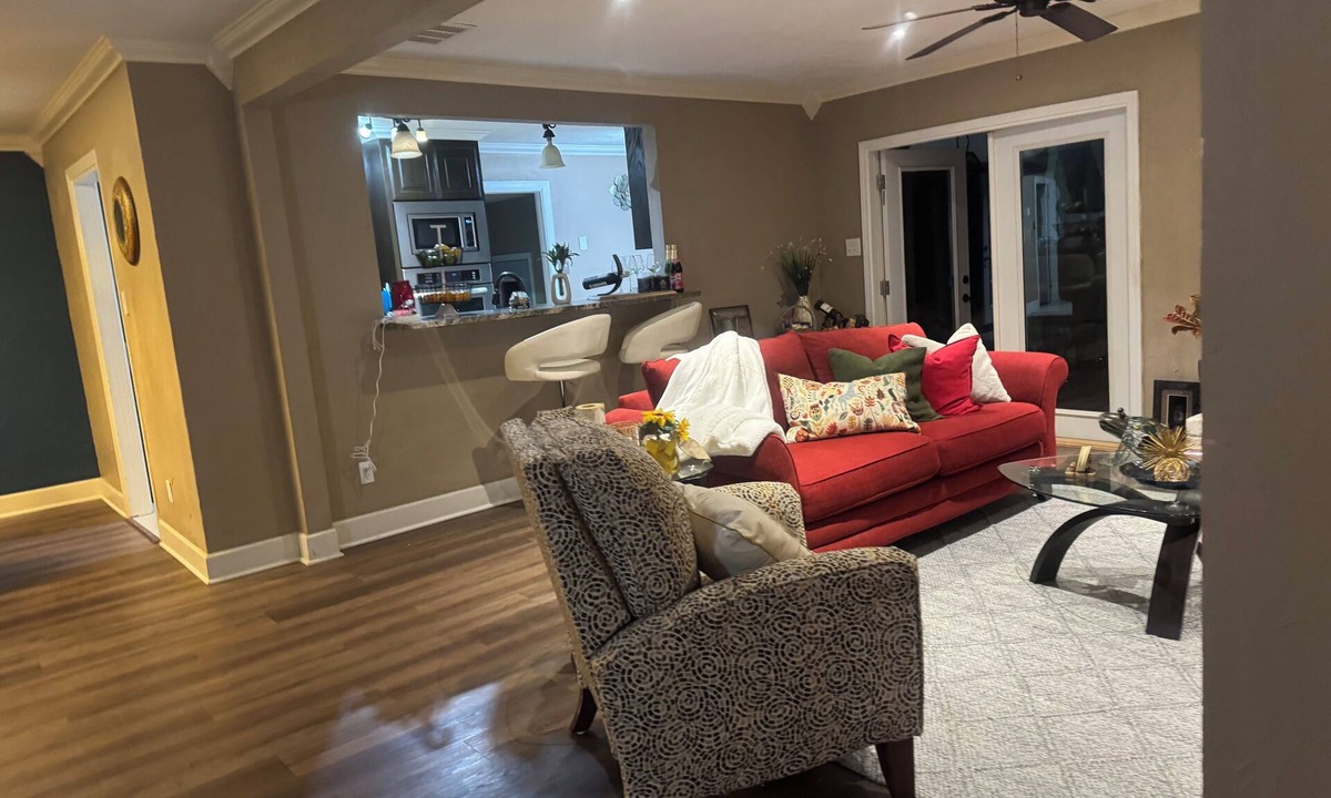 West Arlington House | Spacious 3-bedroom house with WiFi, POOL, and plenty of space for gatherings.