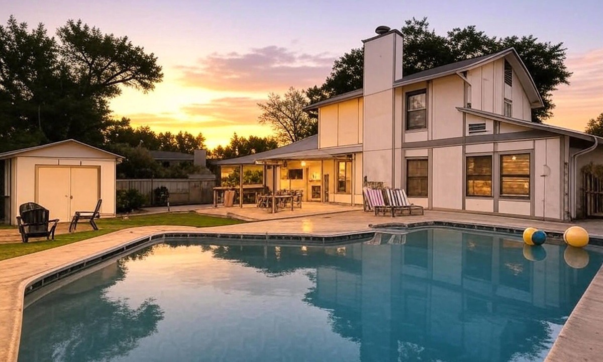 Converse House | Spacious - 4 bedrm, 2 bath, pool, hot tub near Randolph AFB in San Antonio!
