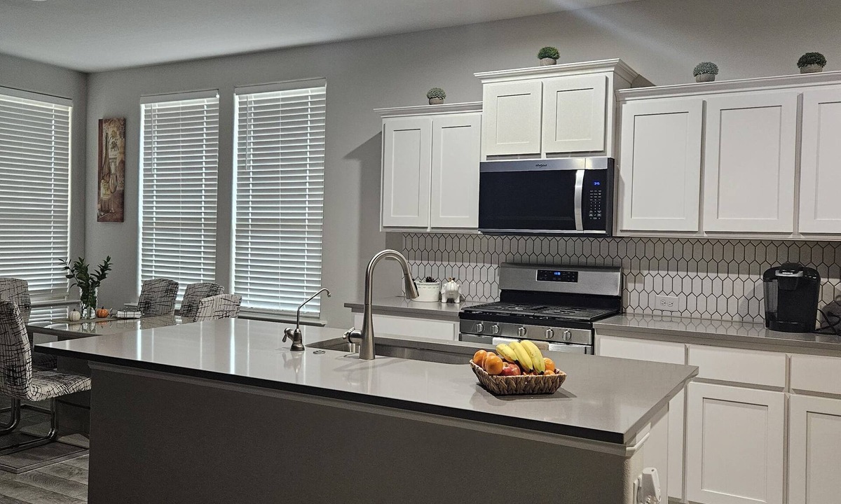 Midland House | Spacious 4-bedroom house in beautiful Midland with AC
