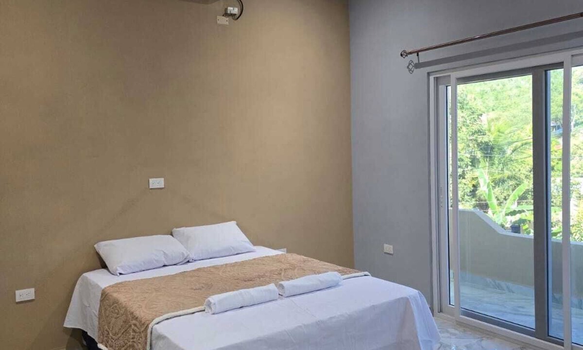 Flores House | Spacious 4-bedroom house close lovely island Flores with AC " Selva Maya Stay"