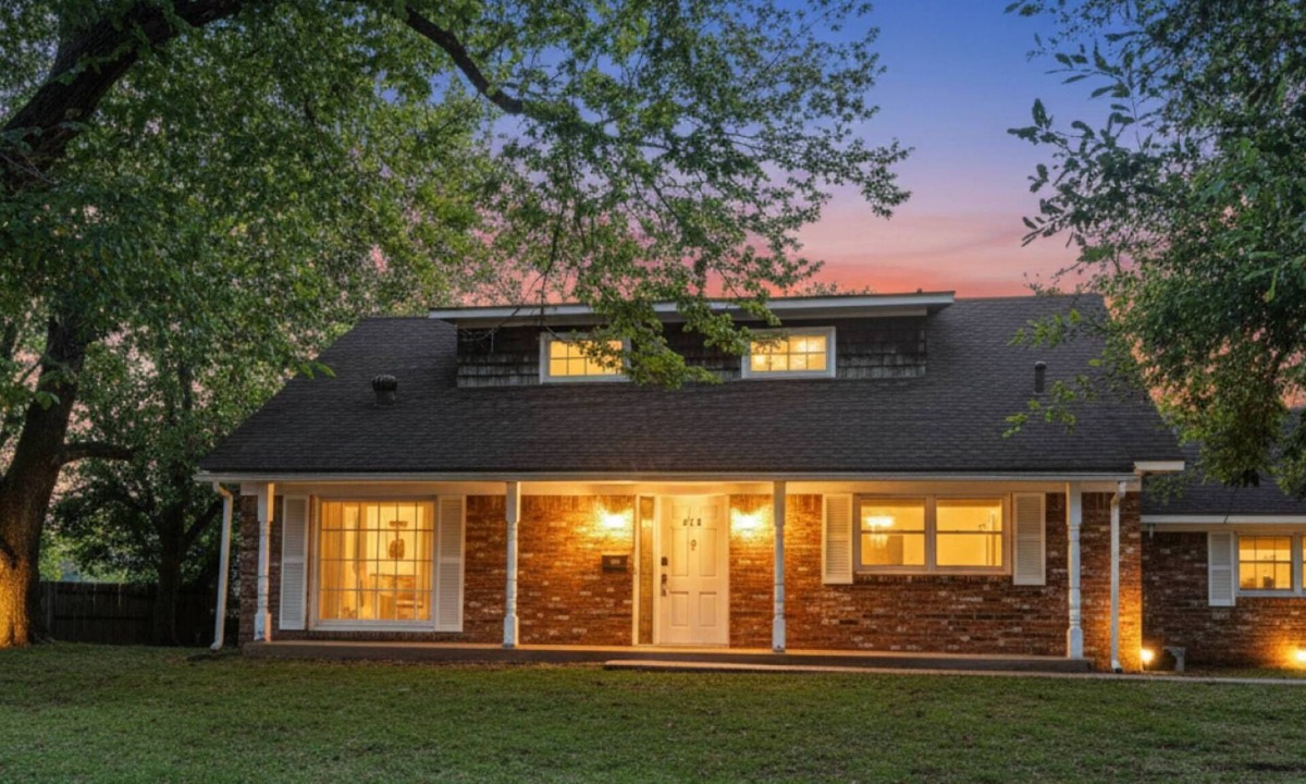River Oaks House | Spacious 4BR Ft Worth Home | Sleeps 12 | ~30 Min to AT&T Stadium World Cup