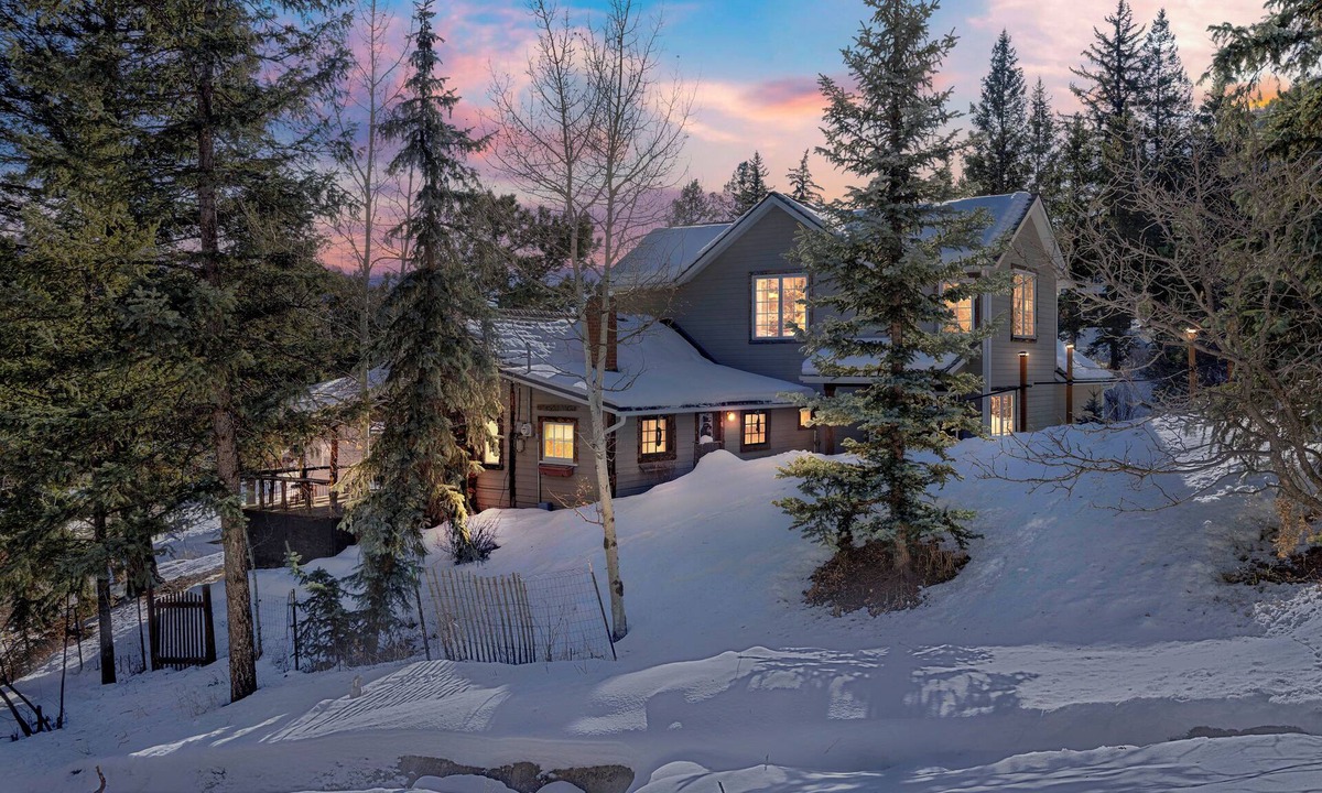 Green Mountain Falls House | Spacious 5-bedroom house in serene Green Mountain Falls with AC, WiFi