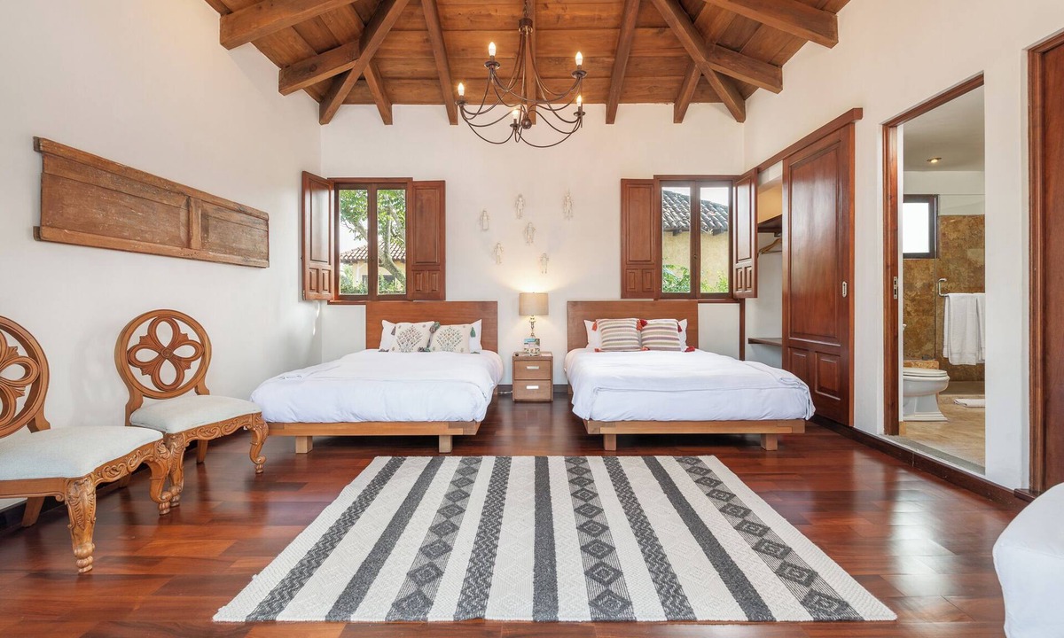Antigua Guatemala House | Spacious 6-bedroom house with AC, pool and sauna in enchanting Antigua Guatemala