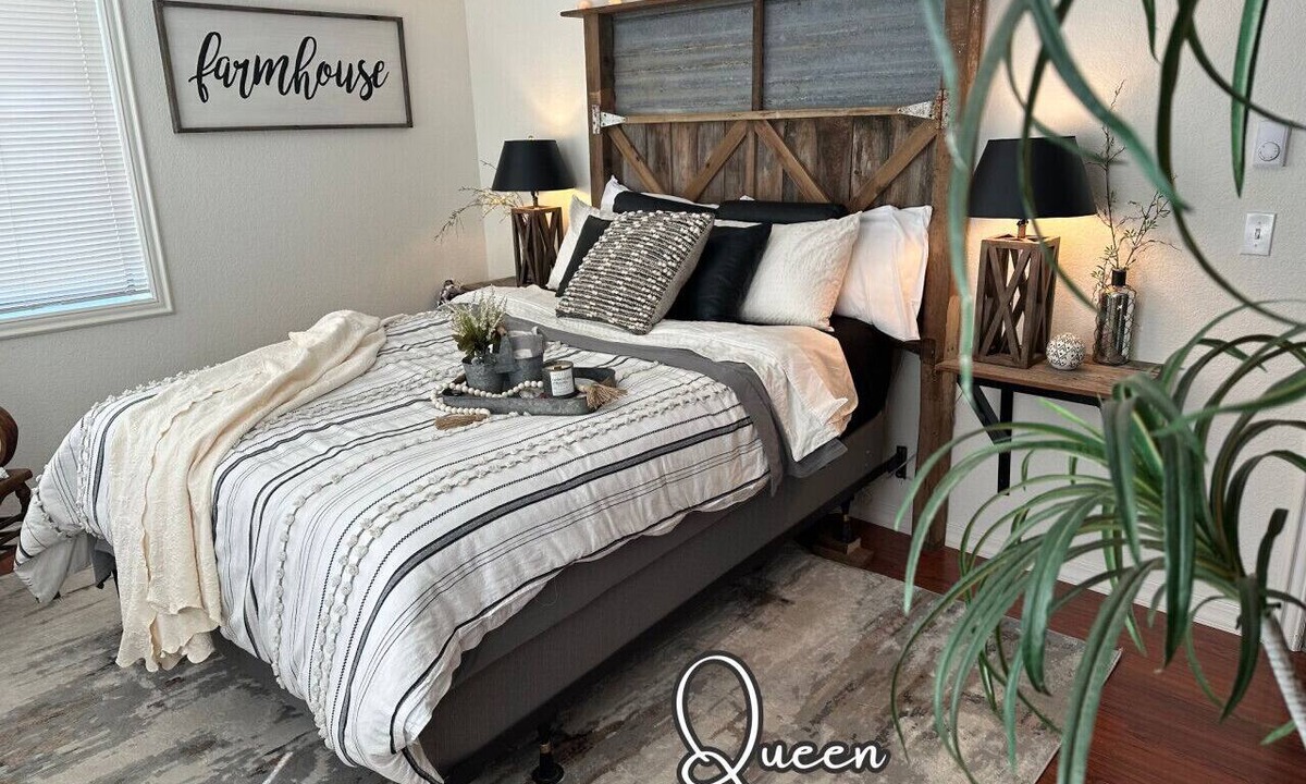 Lynden House | Spacious! Breakfast, Comfy, Location!