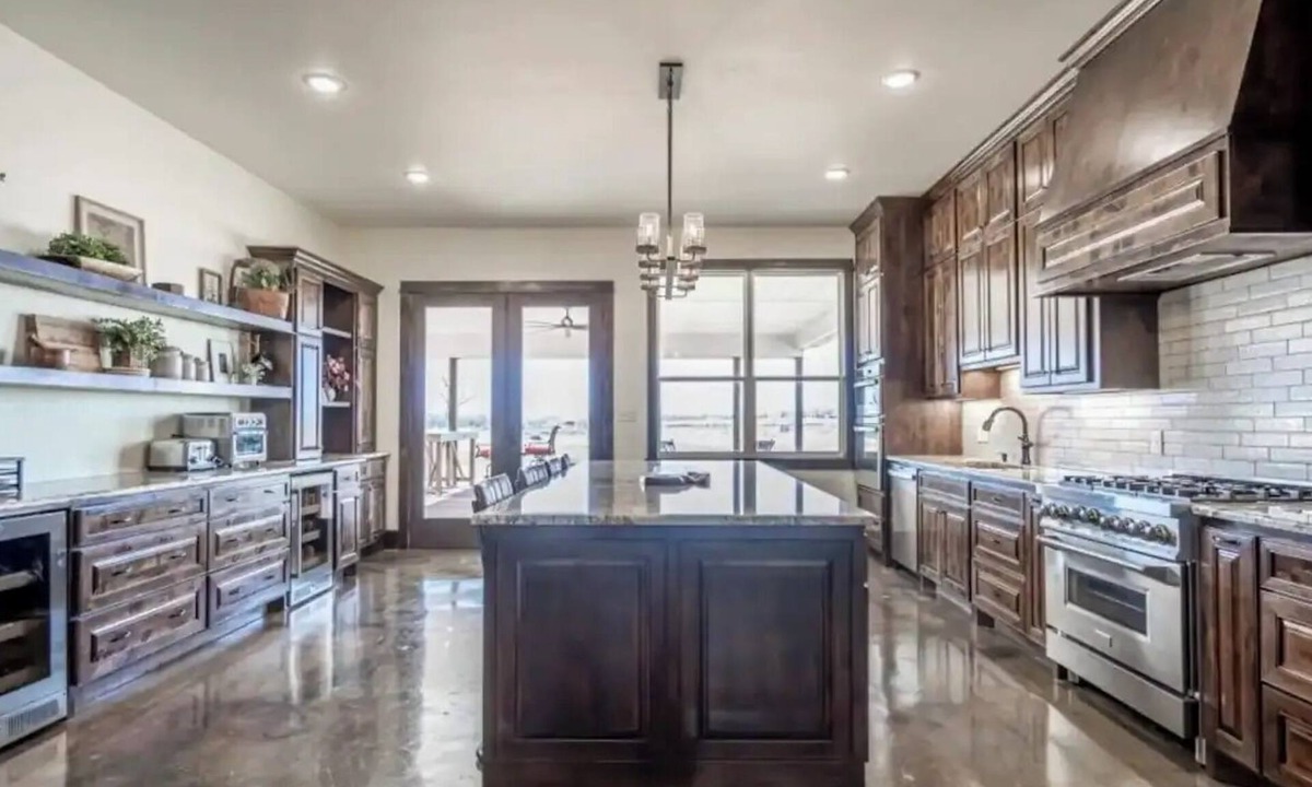 Tolar House | Spacious country sleek home! Perfect for family gatherings!