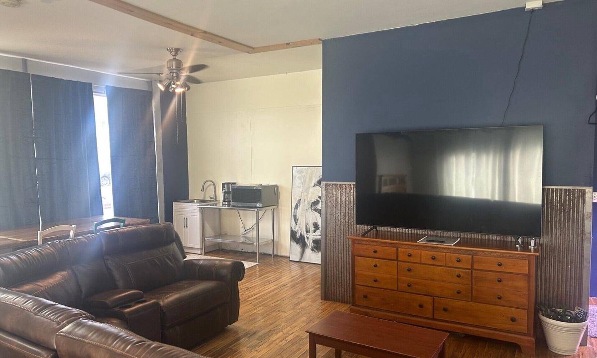 Laurel Apartment | Spacious Downtown Laurel Studio - Pets welcome with Fast Wifi