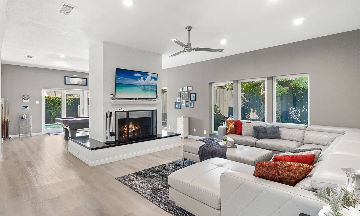 Lake Highlands House | Spacious Home with Heated Pool & Billiard sleep 18