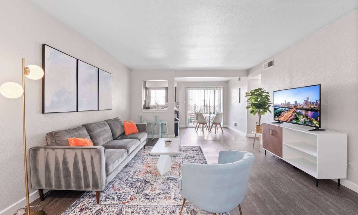 Riverside Apartment | Spacious King Bed 2BR Suite, 5 Min to DT w/pool