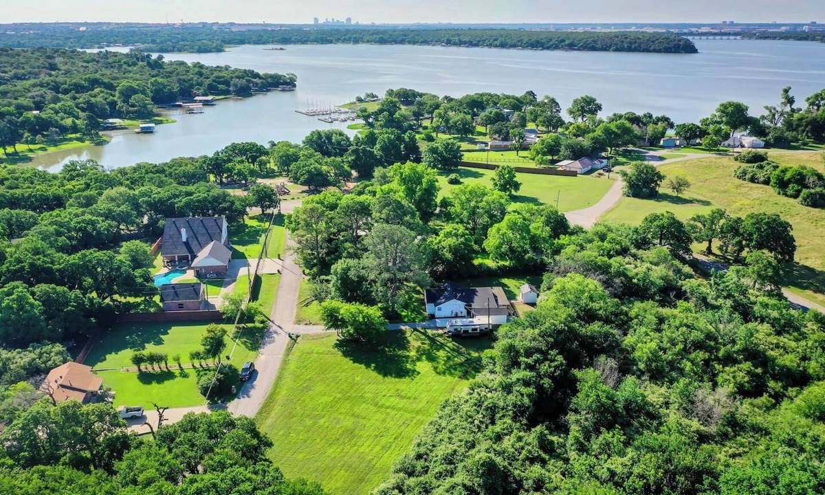 Lakeside House | Spacious Retreat near the Lake! w/Outdoor Playroom