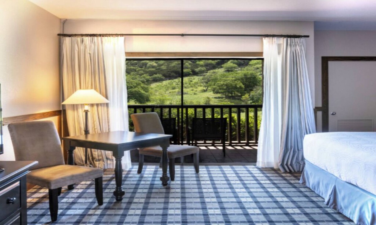 Boerne Hotel | Spacious Room w/Patio | Golf & Live Music | 6 mi to the Hill Country Mil