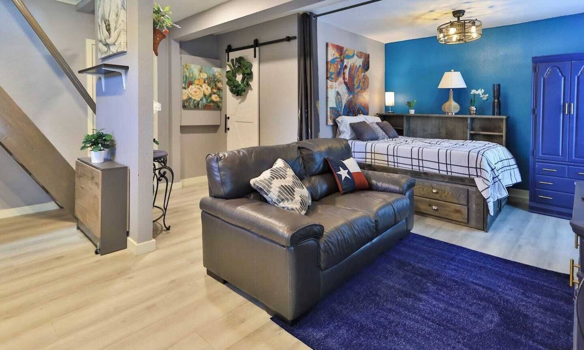 Central Arlington House | Spacious Studio Loft w/Full Kitchen, Deck & Fire Pit—Ideal for Families