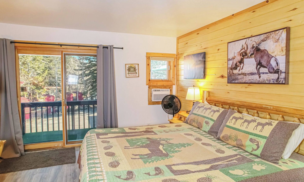 Estes Park Hotel | Spacious Upper-Level Hotel King with Views 201-207