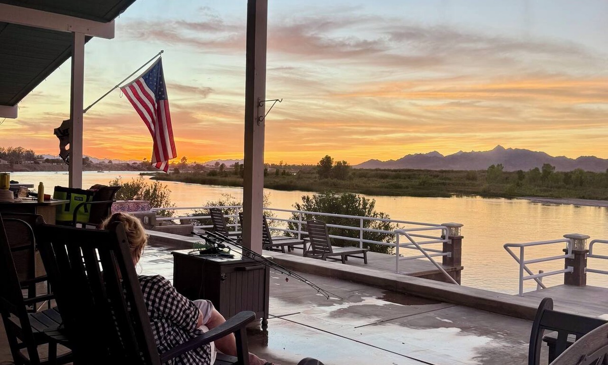 Blythe House | Spacious Waterfront House on The Colorado River with your own Dock and Beach!