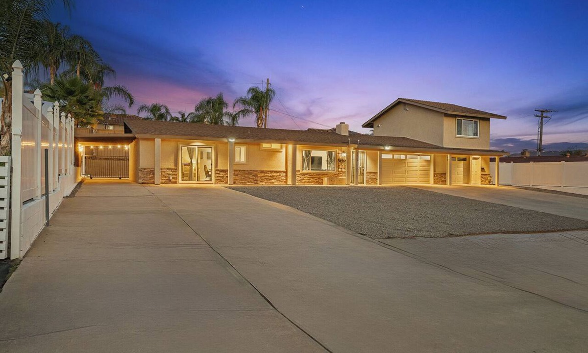 Santee House | Spacious Yard, 6 Parking, King Beds, Ranch-Style